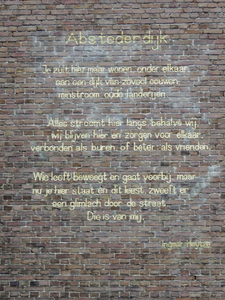 840653 Afbeelding van het gedicht 'Abstederdijk' van de Utrechtse dichter Ingmar Heytze, op de zijgevel van het ...